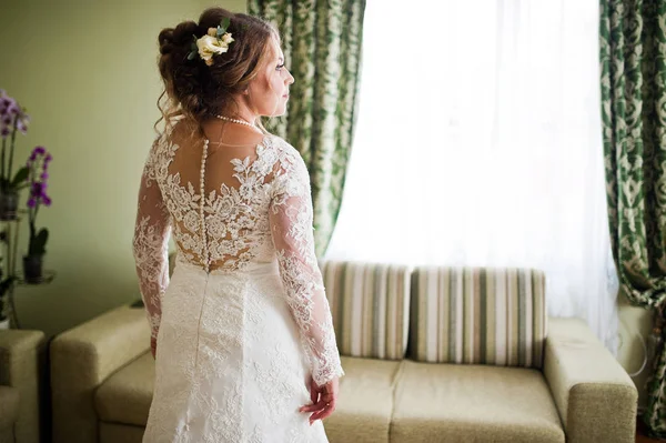 Portrait of a fabulous bride in gorgeous white wedding dress sta — Stock Photo, Image