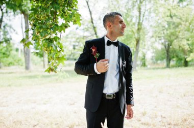 Yakışıklı yalnız damat düğüne parkta dolaşan 