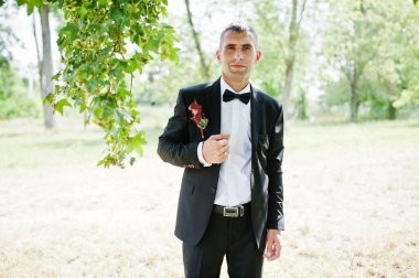 Yakışıklı yalnız damat düğüne parkta dolaşan 