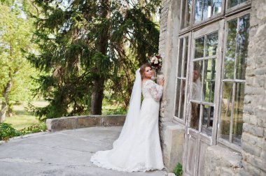 Yalnız gelin beyaz elbisesini kendi parkta poz.