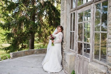 Yalnız gelin beyaz elbisesini kendi parkta poz.