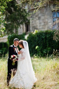 Romantik güzel yeni evli çift parkta m tarafından poz