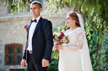 Romantik güzel yeni evli çift parkta m tarafından poz