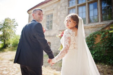 Evlilik çift kalede düğün gününde yürüyüş.