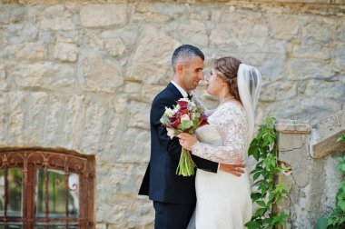 Romantik güzel yeni evli çift tarafından Ortaçağ döküm poz