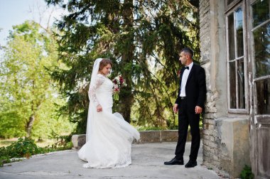 Romantik güzel yeni evli çift tarafından Ortaçağ döküm poz