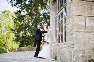 Romantik güzel yeni evli çift tarafından Ortaçağ döküm poz