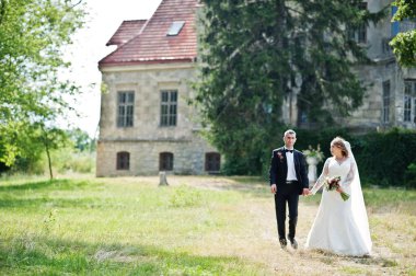 Romantik güzel yeni evli çift parkta m tarafından poz