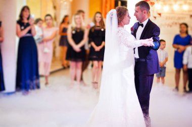 Güzel düğün çift danicng sırasında restoranda onların 