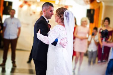 Güzel düğün çift danicng sırasında restoranda onların 