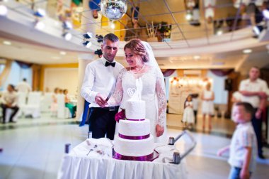 Evlilik çift restauran içinde onların büyük beyaz pasta kesme