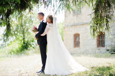 Romantik güzel yeni evli çift parkta m tarafından poz