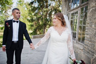 Evlilik çift kalede düğün gününde yürüyüş.