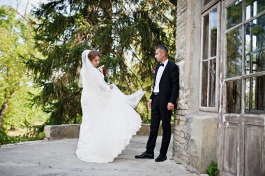 Romantik güzel yeni evli çift tarafından Ortaçağ döküm poz