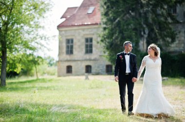 Romantik güzel yeni evli çift parkta m tarafından poz