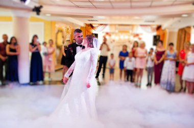 Güzel düğün çift danicng sırasında restoranda onların 