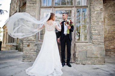 Romantik güzel yeni evli çift tarafından Ortaçağ döküm poz