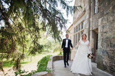 Evlilik çift kalede düğün gününde yürüyüş.