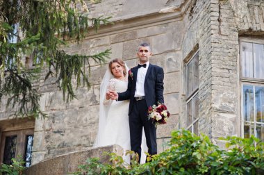 Romantik güzel yeni evli çift tarafından Ortaçağ döküm poz