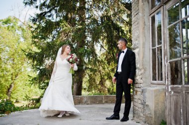 Romantik güzel yeni evli çift tarafından Ortaçağ döküm poz