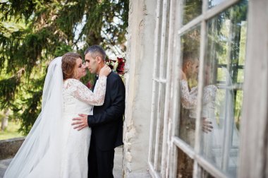 Romantik güzel yeni evli çift tarafından Ortaçağ döküm poz