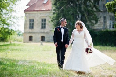 Romantik güzel yeni evli çift parkta m tarafından poz