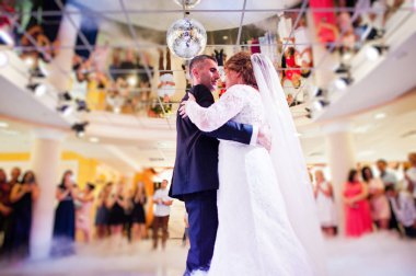 Güzel düğün çift danicng sırasında restoranda onların 