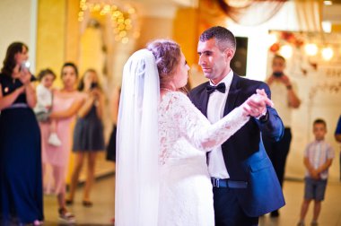 Güzel düğün çift danicng sırasında restoranda onların 