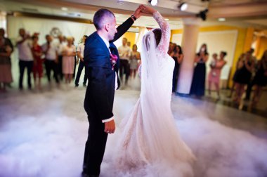 Güzel düğün çift danicng sırasında restoranda onların 