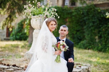 Çekici gelin damadın kucağına weddi üzerinde açık oturma