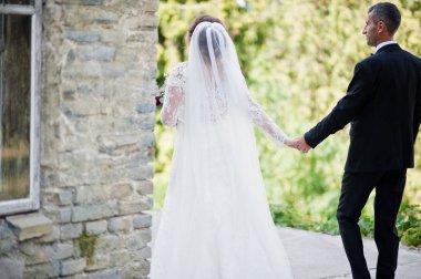 Evlilik çift kalede düğün gününde yürüyüş.