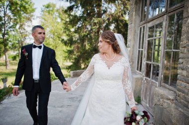 Evlilik çift kalede düğün gününde yürüyüş.