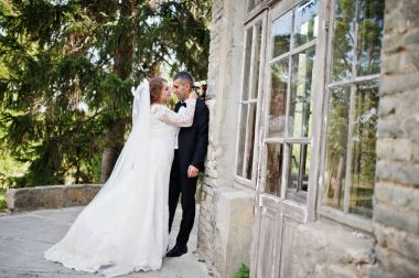 Romantik güzel yeni evli çift tarafından Ortaçağ döküm poz