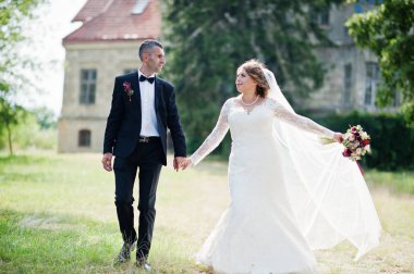 Romantik güzel yeni evli çift parkta m tarafından poz