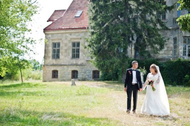 Romantik güzel yeni evli çift parkta m tarafından poz