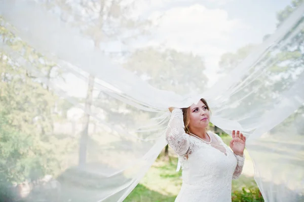 Lonely bride posing in her white dress on her own in the park. — Stock Photo, Image