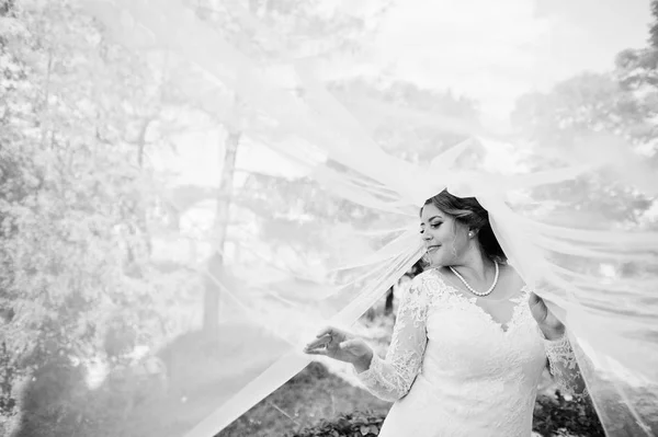 Lonely bride posing in her white dress on her own in the park. B — Stock Photo, Image