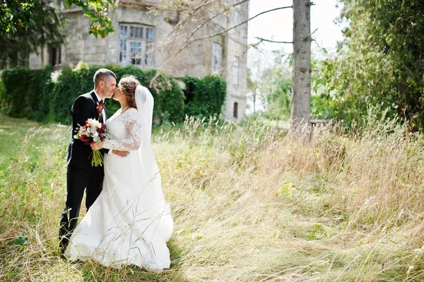 Romantiska härlig nygift par poserar i parken vid m — Stockfoto