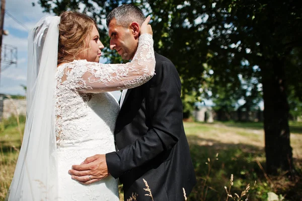 ロマンチックな素敵な新婚カップルは m で公園でポーズをとる — ストック写真