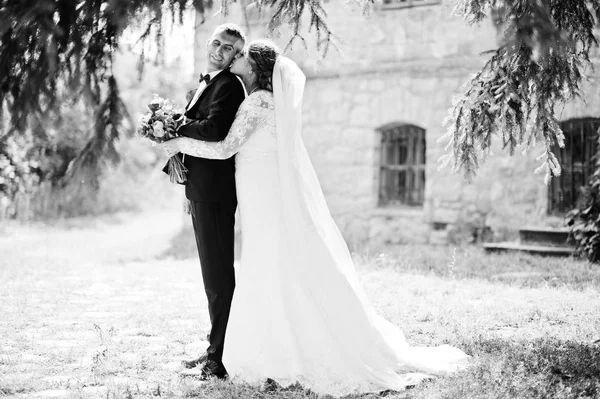 Romantische schöne frisch verheiratete Paar posiert im Park an der m — Stockfoto