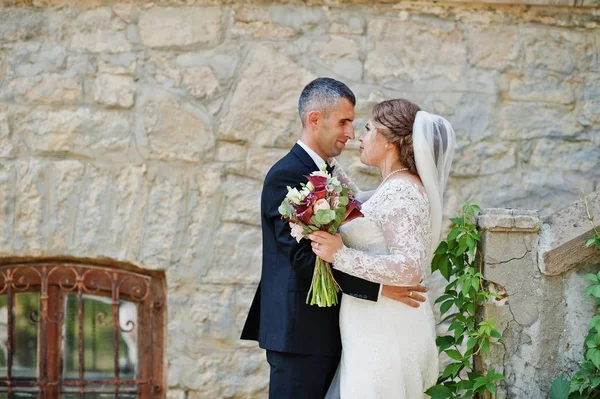 Romantik güzel yeni evli çift tarafından Ortaçağ döküm poz