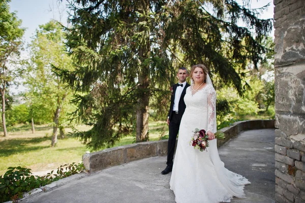 Pareja de boda caminando por el castillo el día de su boda . —  Fotos de Stock