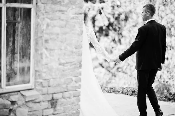 Evlilik çift kalede düğün gününde yürüyüş. B — Stok fotoğraf