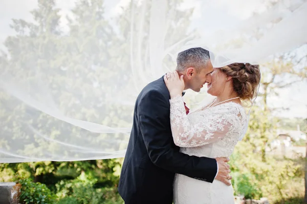 Romantik güzel yeni evli çift parkta m tarafından poz