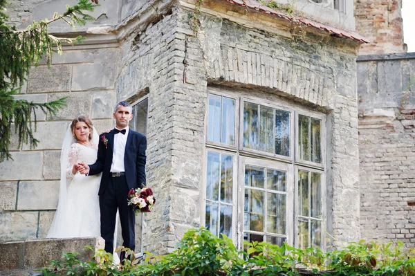 Romantique beau couple nouvellement marié posant par le casting médiéval — Photo