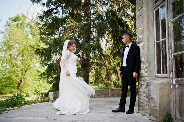 Romantik güzel yeni evli çift tarafından Ortaçağ döküm poz