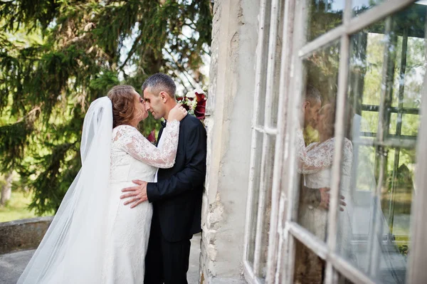 Romántica pareja recién casada posando por el elenco medieval —  Fotos de Stock