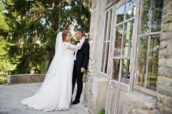 Romantische mooie nieuw echtpaar poseren door de middeleeuwse cast — Stockfoto