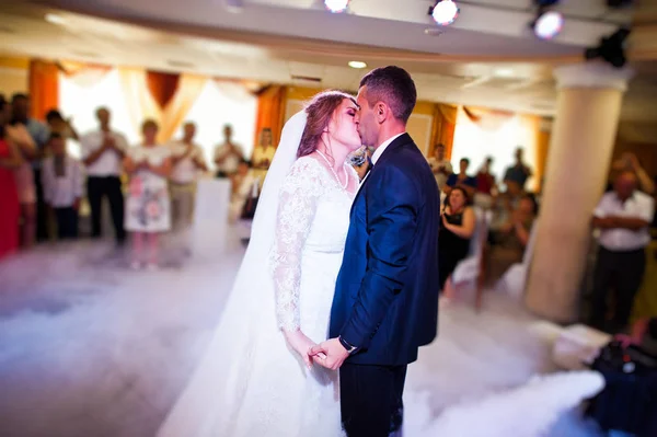 Schönes Hochzeitspaar küsst und tanzt im Restaurant d — Stockfoto