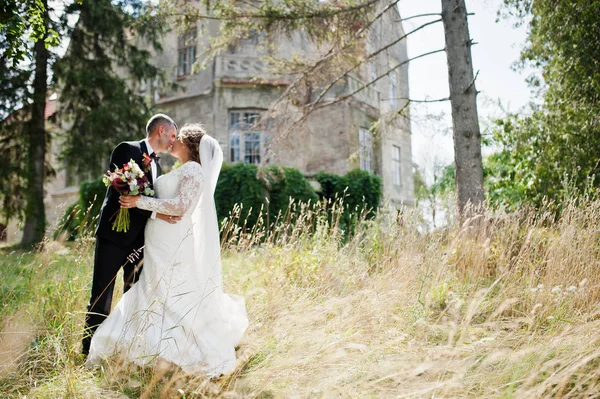 Romântico lindo casal recém-casado posando no parque pelo m — Fotografia de Stock